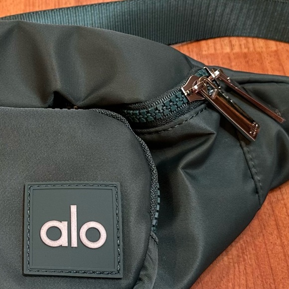 ALO Yoga Explorer Fanny Pack. Brand New never used. - Picture 2 of 6